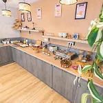 Hotel Logis Au Tambour Reims