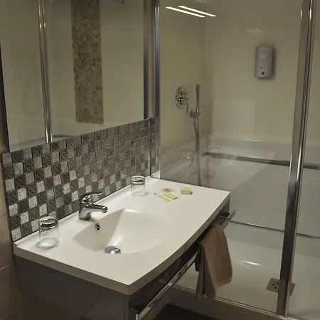 Szálloda Logis Au Tambour Reims