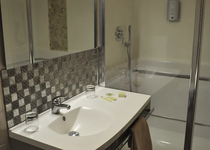 Hotel Logis Au Tambour Reims