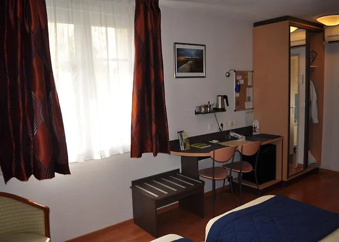 Hotel Logis Au Tambour